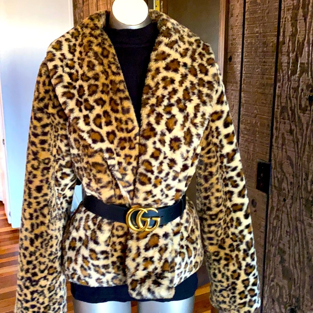 Faux leopard print hip length jacket, very chic and ready for winter, so XL